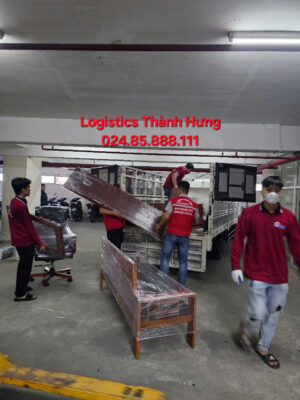 Nhân viên taxi tải chuyển văn phòng bọc và xếp cửa gỗ, nội thất lên xe tải an toàn