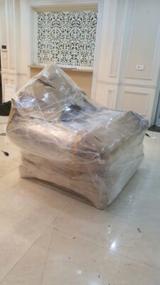 Nhân viên chuyển nhà Thành Hưng bọc sofa và nội thất cẩn thận trước khi vận chuyển